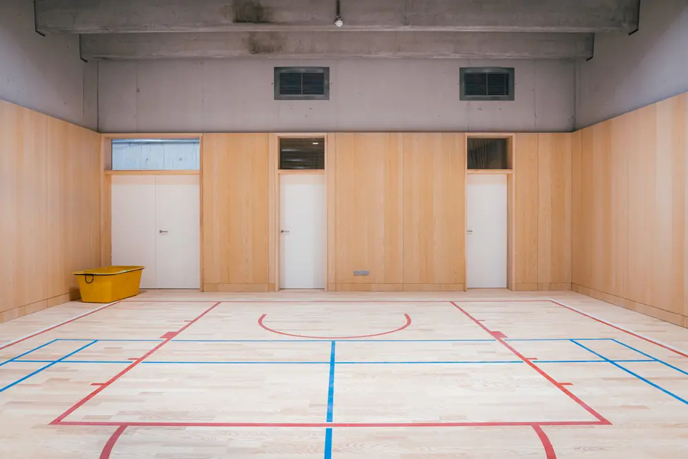Nieuwe sporthal met houten vloer