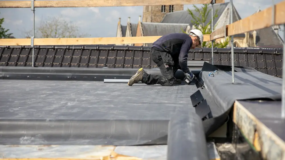Isolatie wordt gelegd op dak van basisschool