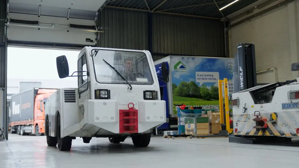 Alex Pap, voormalig lid van University Racing Eindhoven (URE), heeft na zijn studententijd zijn eigen bedrijf opgericht: XYZ Dynamics. Thom van Oss van Apex Dynamics bracht onlangs een bezoek aan Alex om te praten over zijn ervaringen bij URE, zijn huidige situatie, en de lessen die hij heeft geleerd tijdens zijn tijd als student en teamlid van URE.