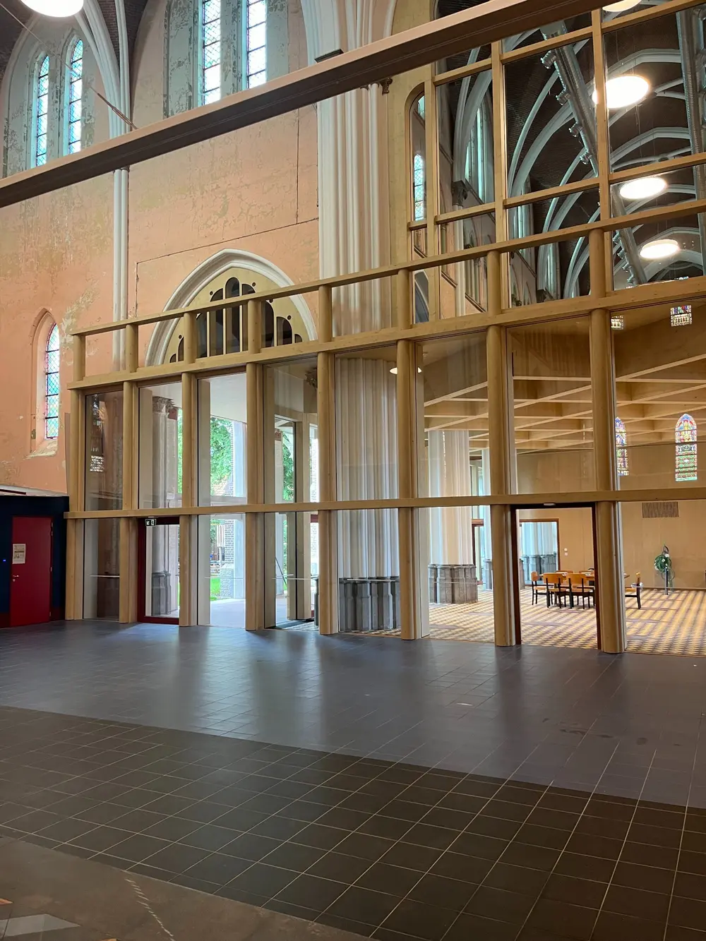 zicht van buiten op sociaal restaurant