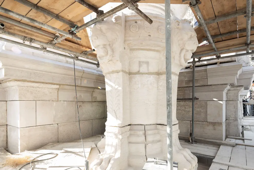 stenen en decoraties worden 1 voor 1 gereinigd