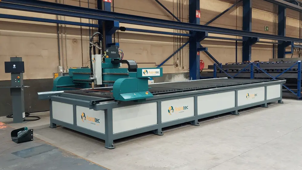Avec une longueur de 7,5 m, la table de découpe est légèrement plus longue que la norme