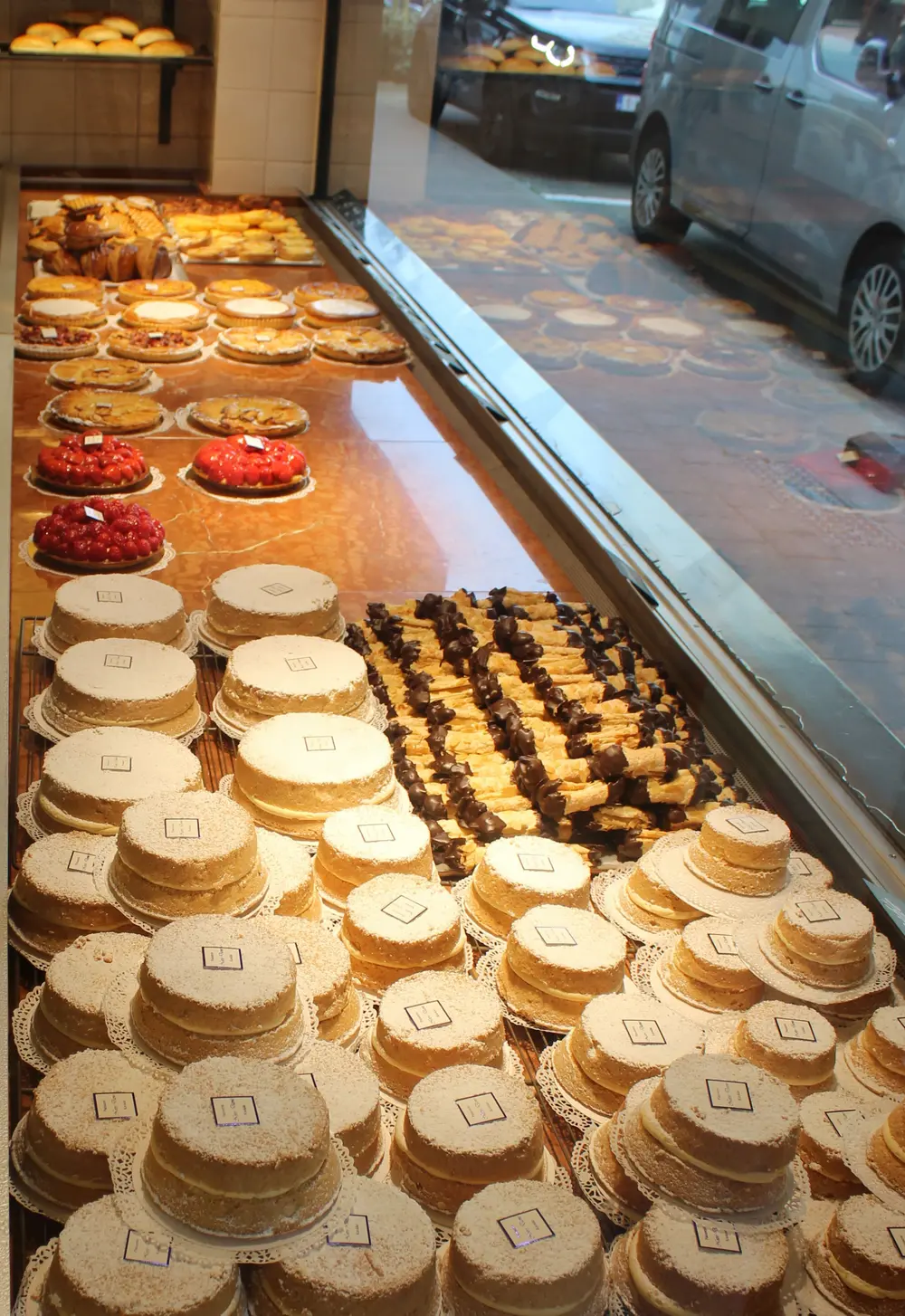 Op vlak van patisserie zijn vooral de bokkepoten en misérables in trek