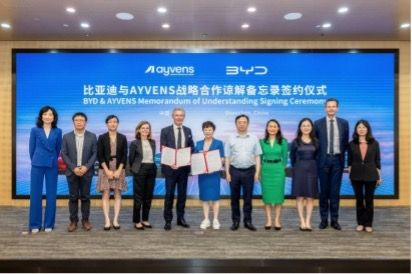  Groepsfoto van ondertekeningsceremonie BYD & Ayvens MoU 