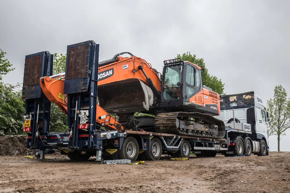 open rampen met kraanarm tussen