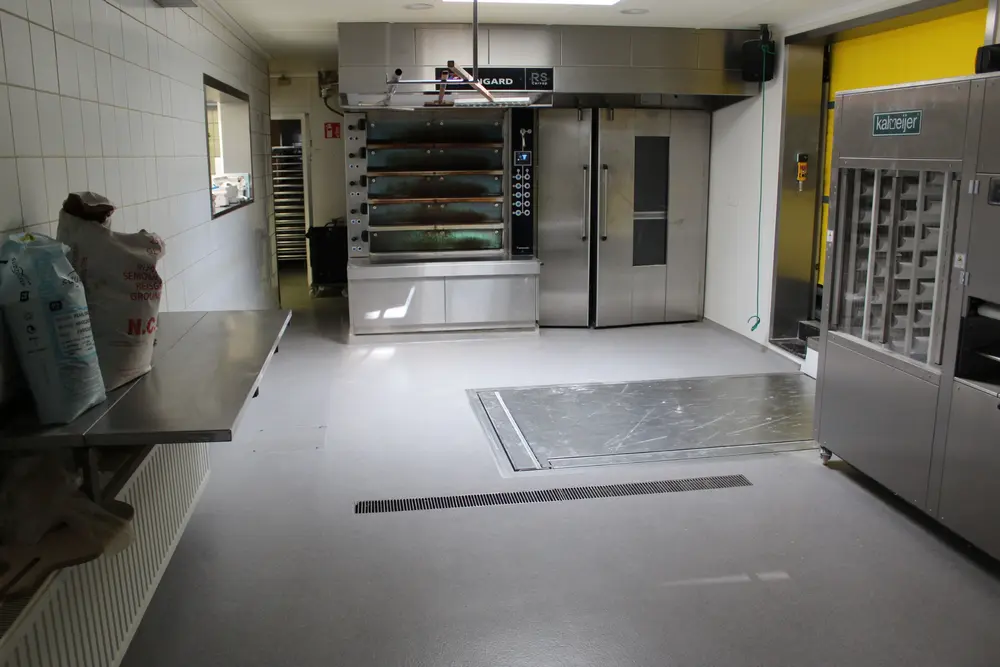 De nieuwe gietvloer bij de oven en karrenlift