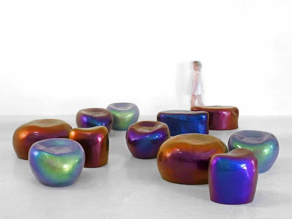 Beetle stoeltjes van Imperfettolab in glasvezel met iriserende afwerking