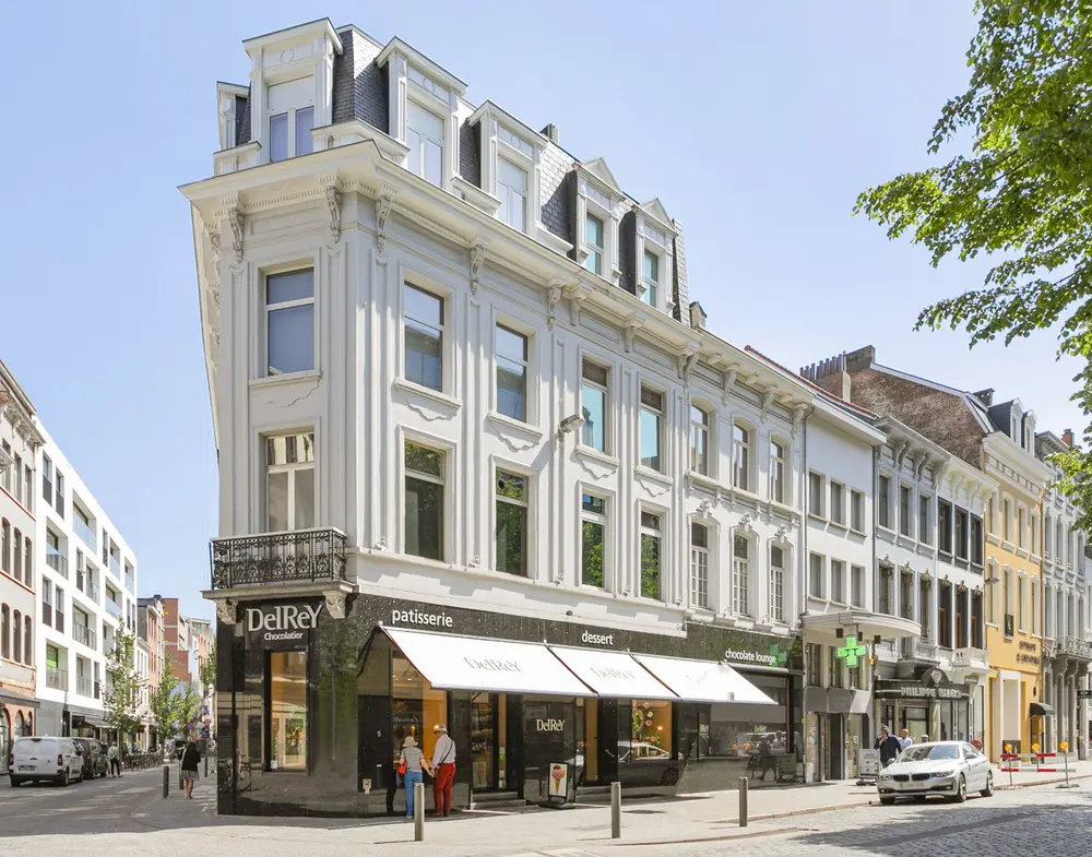 DelRey heeft een prominente plaats op de hoek van de Appelmansstraat en de Vestingstraat, vlakbij de De Keyserlei. 