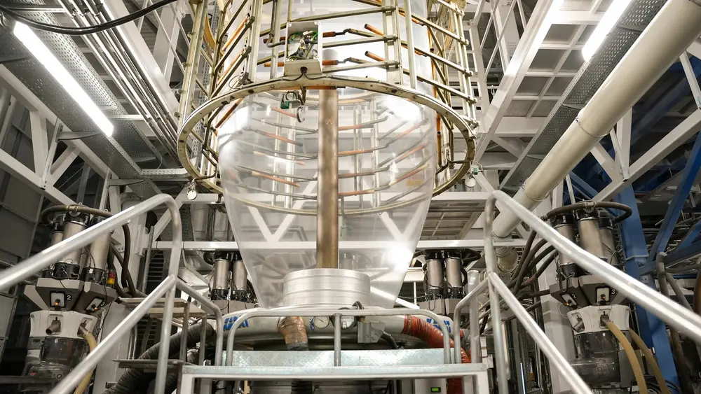 Voor omverpakkingen worden al volop gerecycleerde folieverpakkingen gebruikt, waarvoor bij de extrusie dus wordt uitgegaan van recyclaatkorrels (foto: Segers & Balcaen)