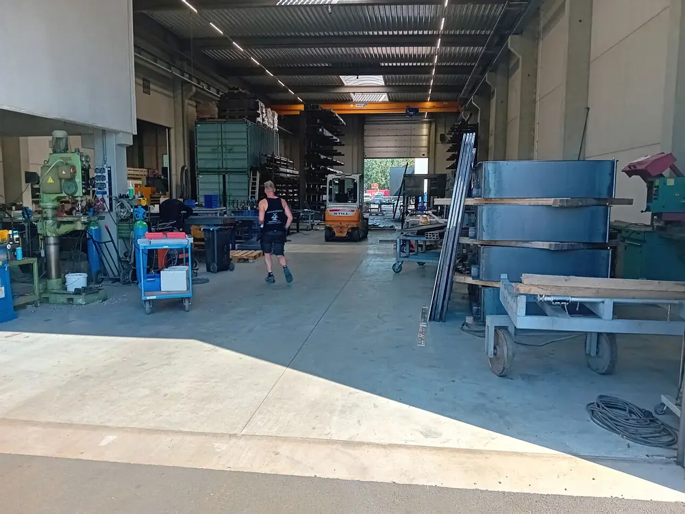 De constructiehal en de plaatbewerkingshal zijn beide 50 m lang en 18 m breed