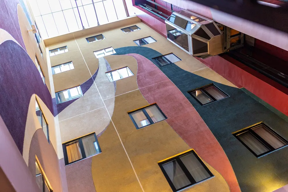 Vele ramen geven op de binnenkoer uit.