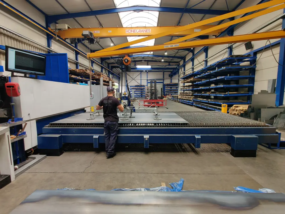 laser 6000 x 2500 mm