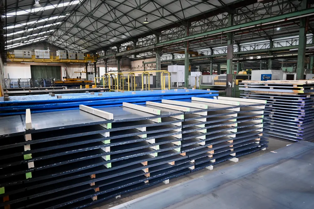 Jaarlijks verwerkt men zo'n 10.000 ton aan staalplaten