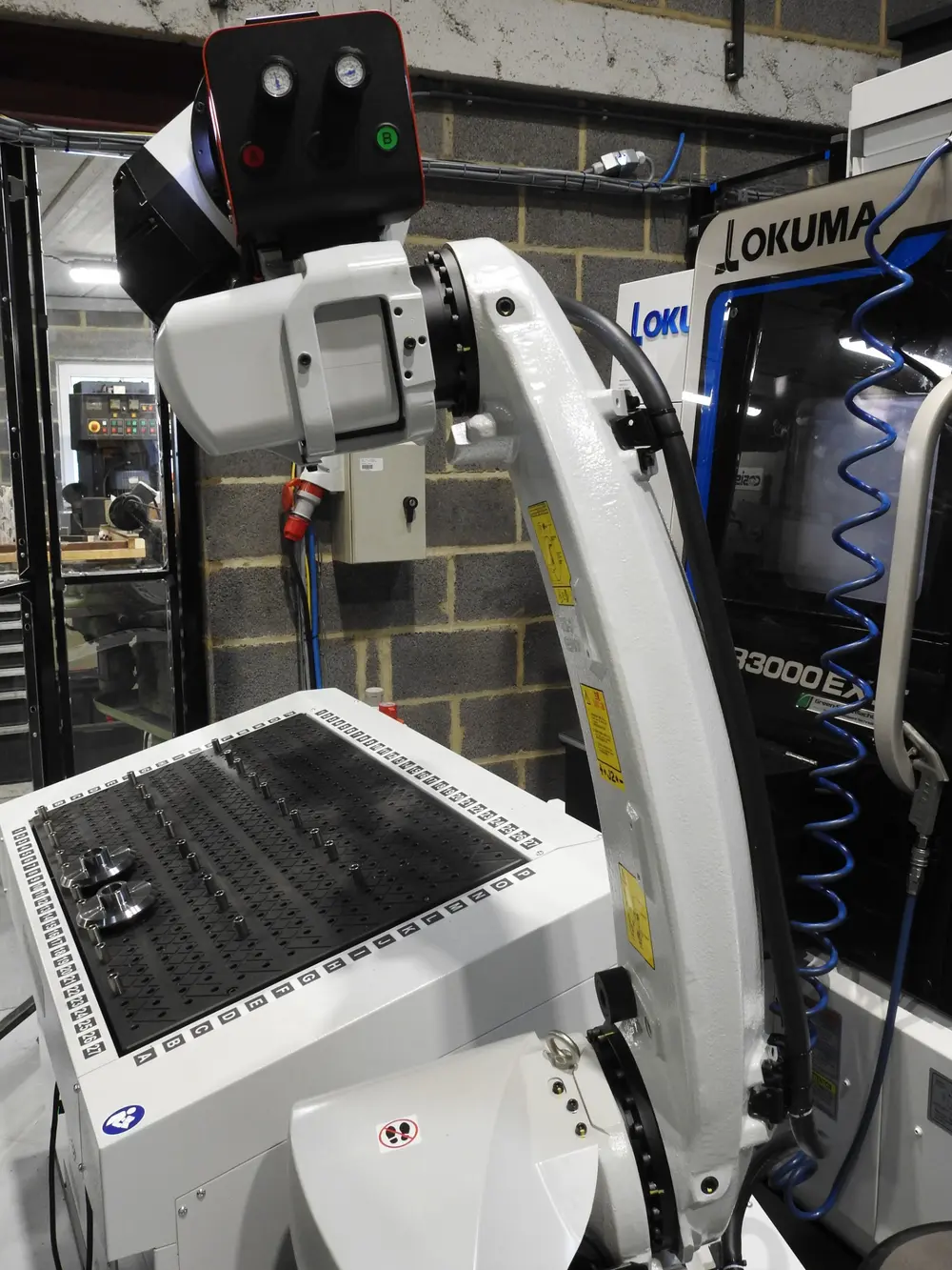 RoboJob robot bij machine van Okuma