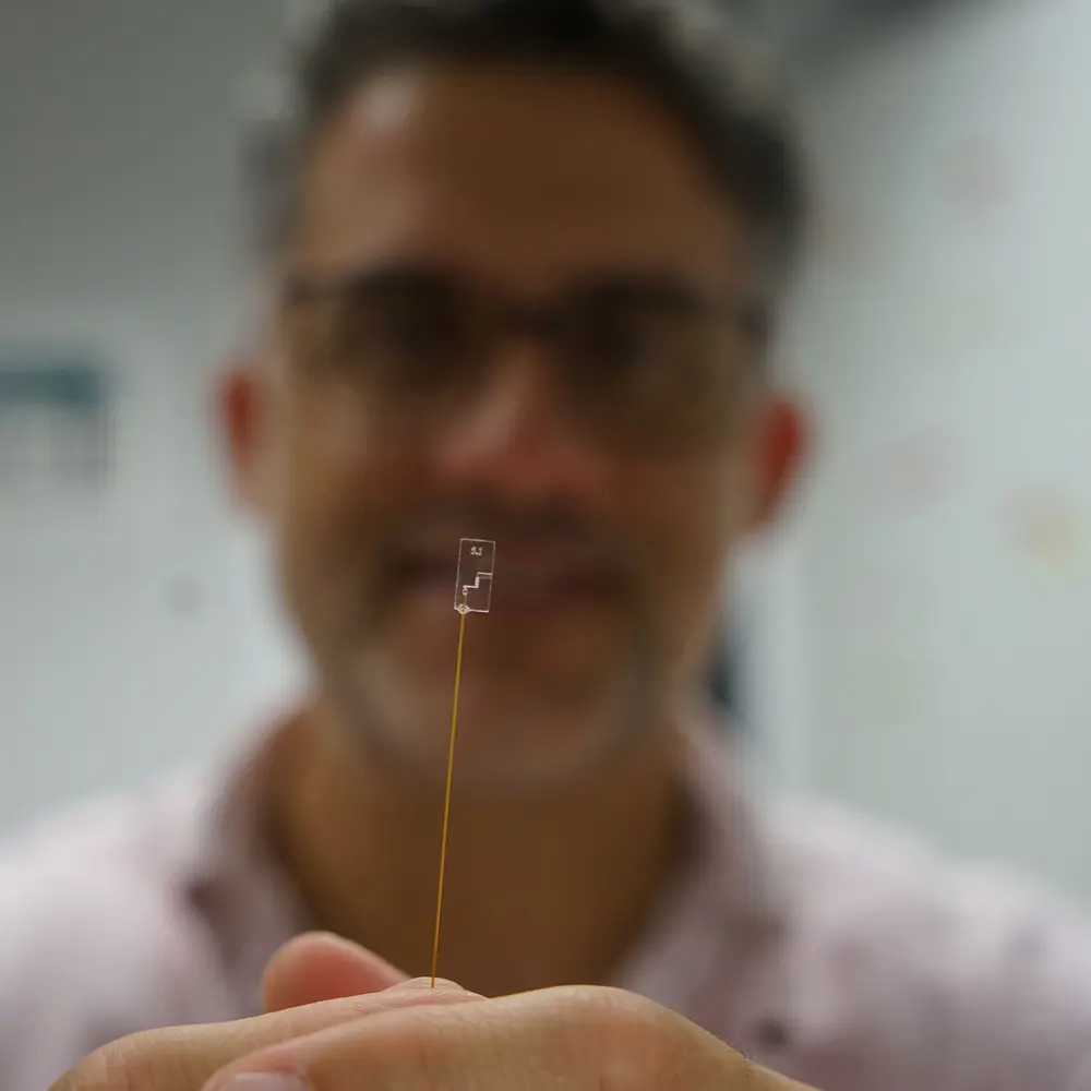 Het formaat van dit onderdeeltje geeft aan op welke schaal de microfluïdica zich in de praktijk afspeelt