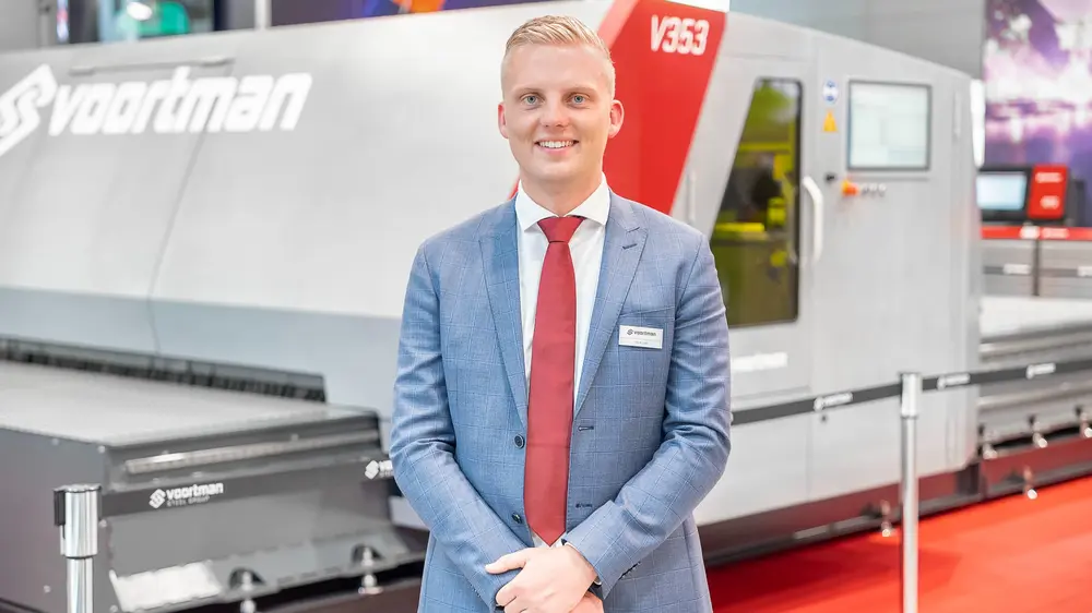 Stef Rohaan voor de nieuwe fiberlasersnijmachine