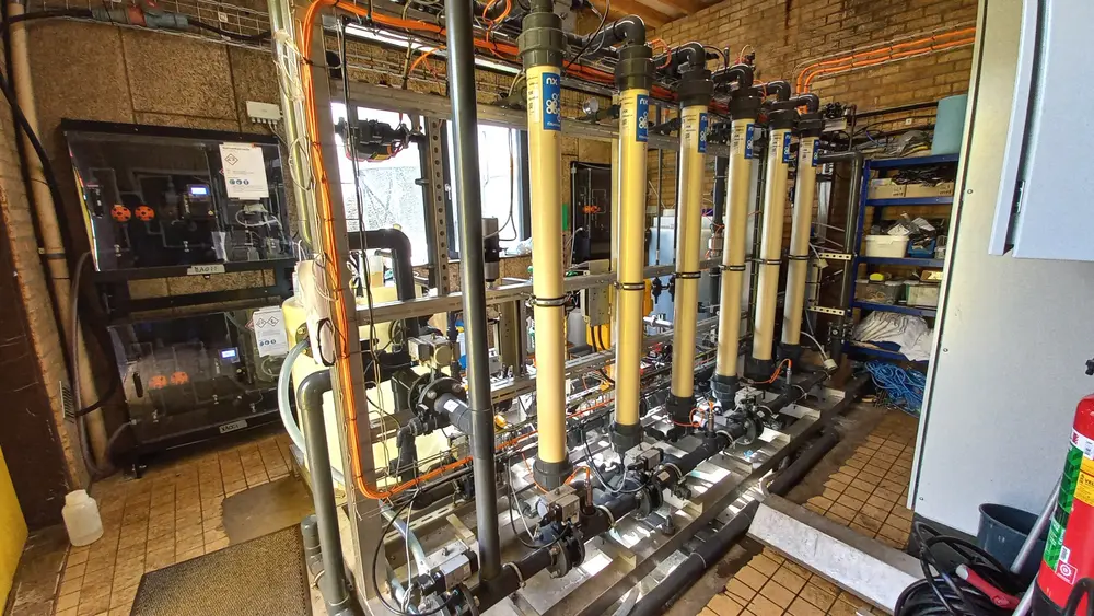 De lichtgele buizen zijn modules met daarin de meerlaagse polyelektrolyt hollevezel nanofiltratie membranen. Foto: Sander Haase.