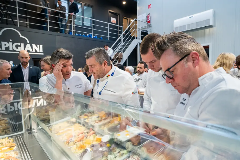 Jury bekijkt de creaties