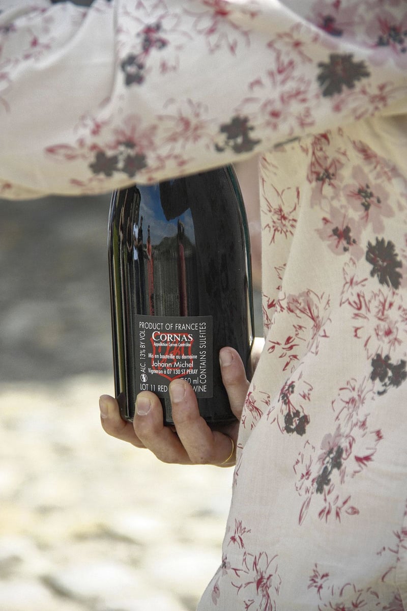 Cornas est une appellation qui correspond au village du même nom: 140 ha de vignes cultivées sur des coteaux pentus que se partagent une soixantaine de viticulteurs dont 15 déjà en bio.