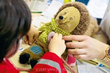 Een van de bekendste BeMSA-events is wellicht het Teddy Bear Hospital, waarbij kinderen hun 'zieke' knuffeldier kunnen laten behandelen in het ziekenhuis. Foto genomen in het UZ Brussel.