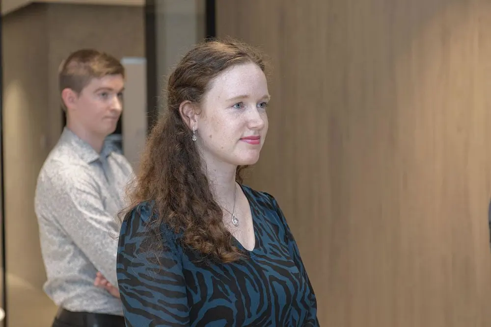 Dr. Vander Straeten en haar echtgenoot luisteren aandachtig naar de speeches.