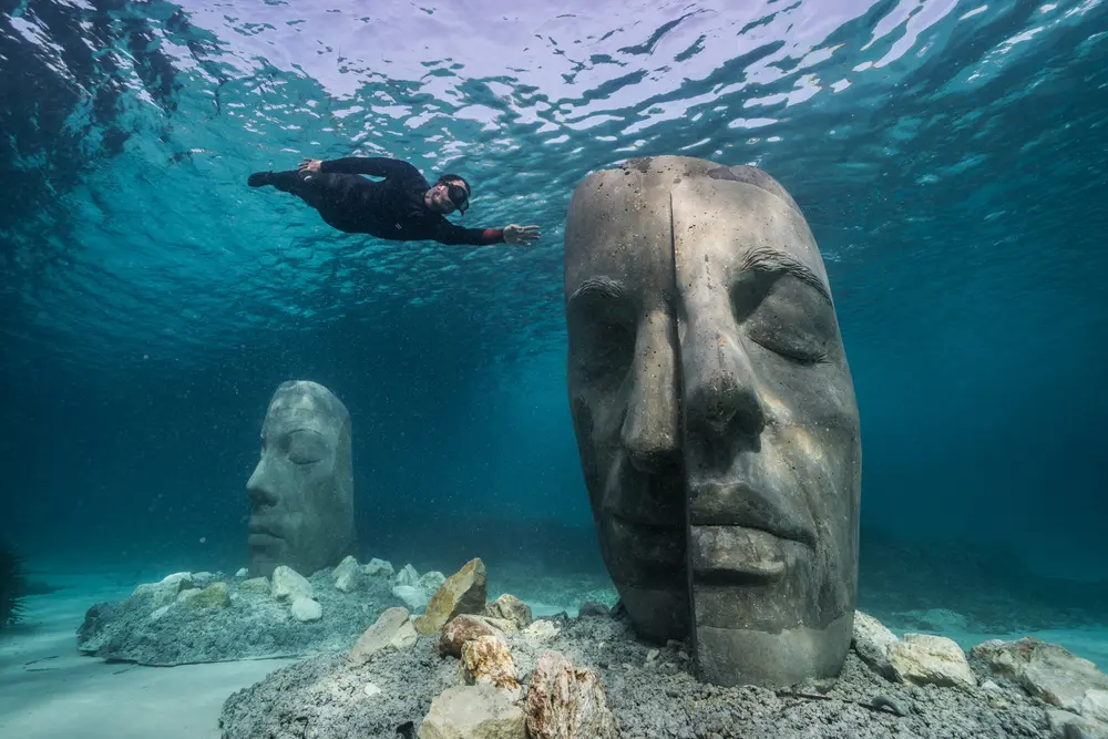 In het Ecomusée Sous-Marin in Cannes ontdekt u al snorkelend zes onderwaterbeelden van Jason DeCaires Taylor.