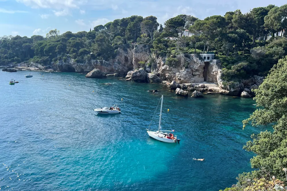 Idyllische zichten op de wandeling rond Cap d'Antibes.