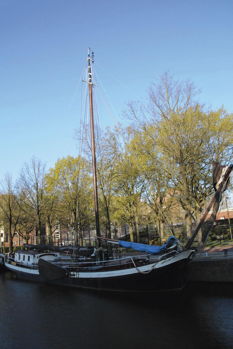 Het zeilschip Nicolaus Mulerius ligt aan de Sluiskade.