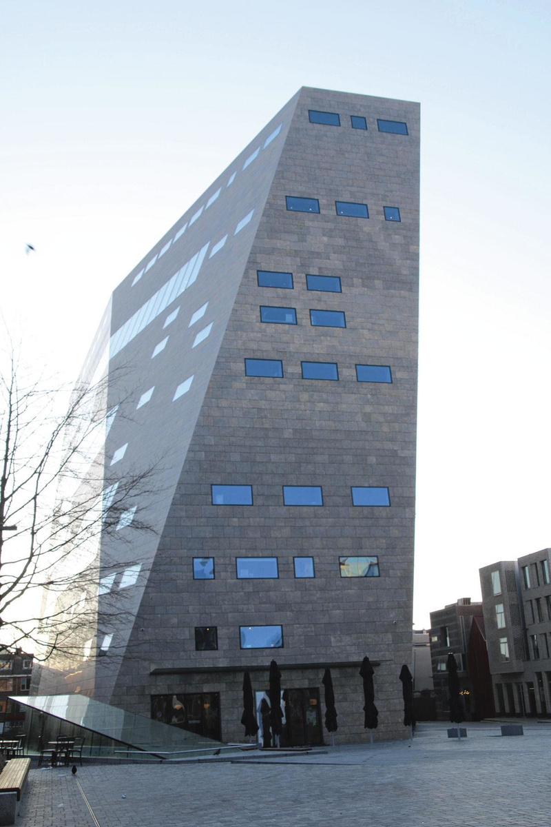 Het Forum, een ontmoetingsplek met een bibliotheek, cinema en museum.
