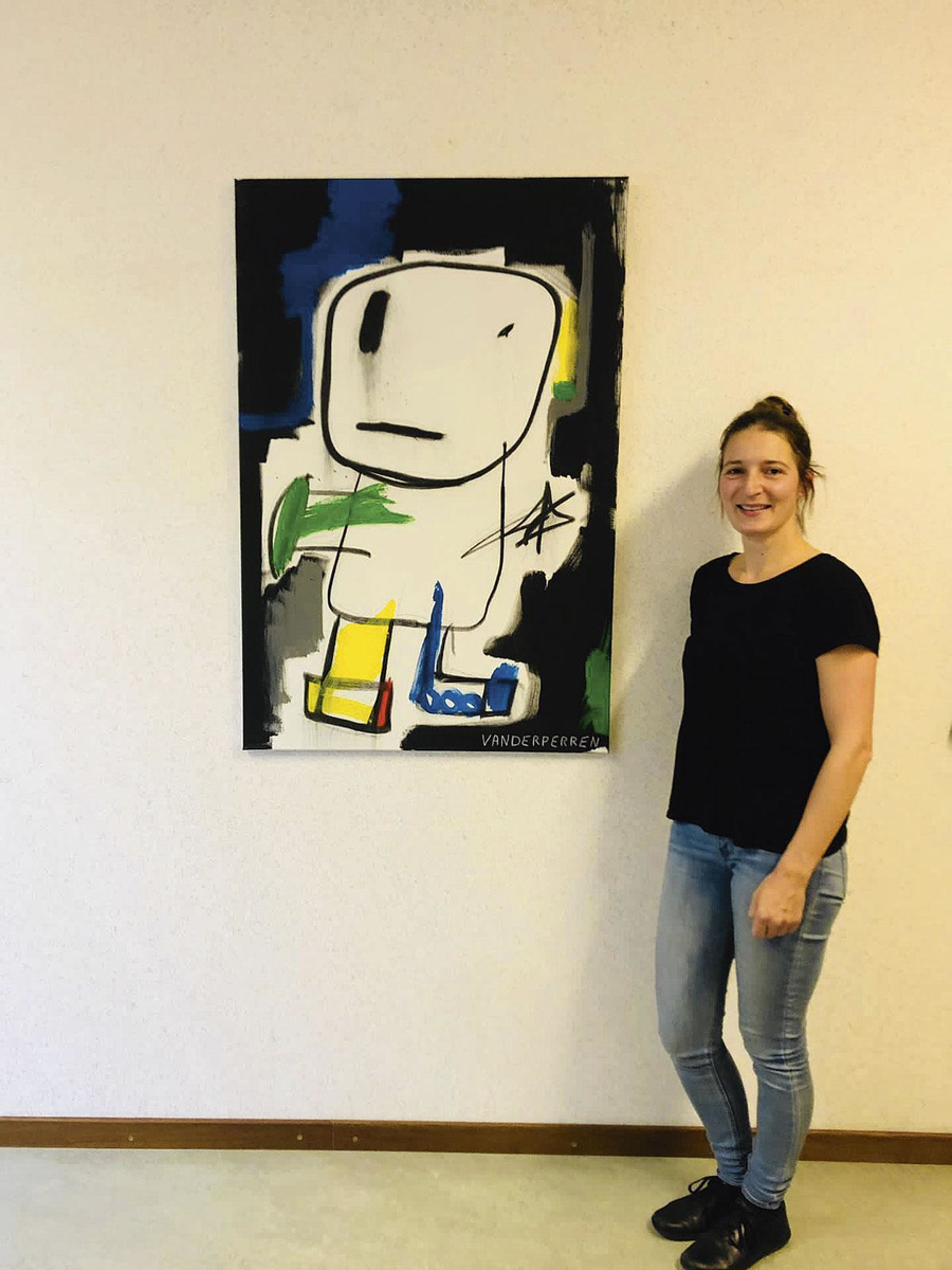 Le tableau de Klaas Vanderperren, Monsieur Pipi, a trouvé sa place dans le bureau que le Dr Mieke Roggen partage avec un collègue aux Cliniques universitaires Saint-Luc.