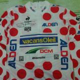 Wielertenues onder de hamer voor Artsen Zonder Grenzen