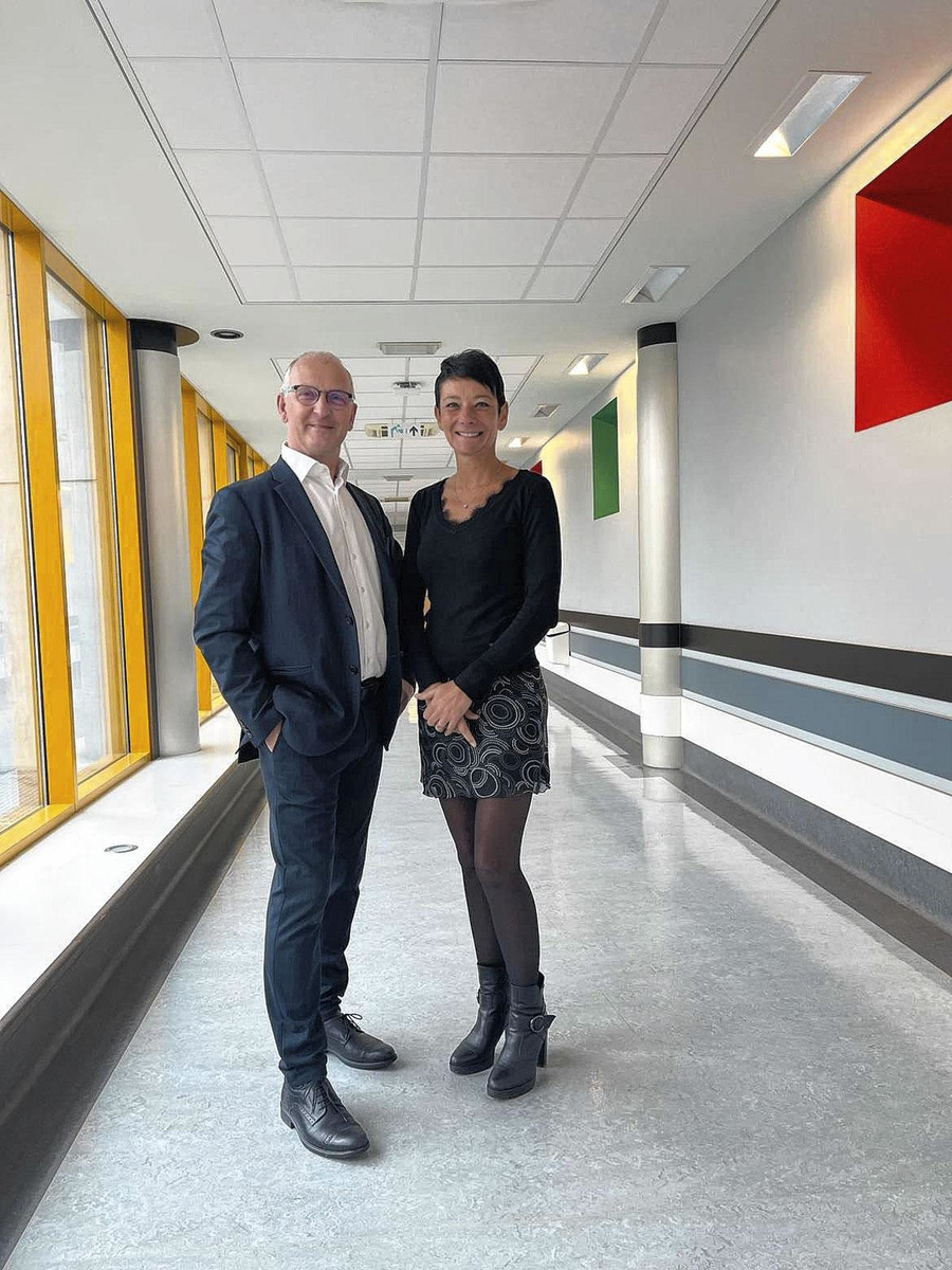 Stéphane Rillaerts, le directeur général du CHRSM, a également tenu un discours et a eu l'honneur de couper le gâteau de l'anniversaire du site Sambre La salle était bien remplie - dans tous les sens du terme - pour l'anniversaire du site Meuse.