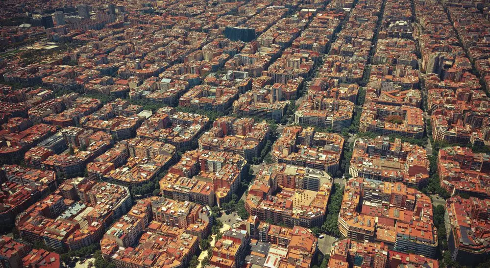 Certains quartiers de Barcelone ont volontairement été regroupés en "superblocs" pour concentrer la circulation des voitures sur des grands axes et permettre aux habitants de se réapproprier la ville.