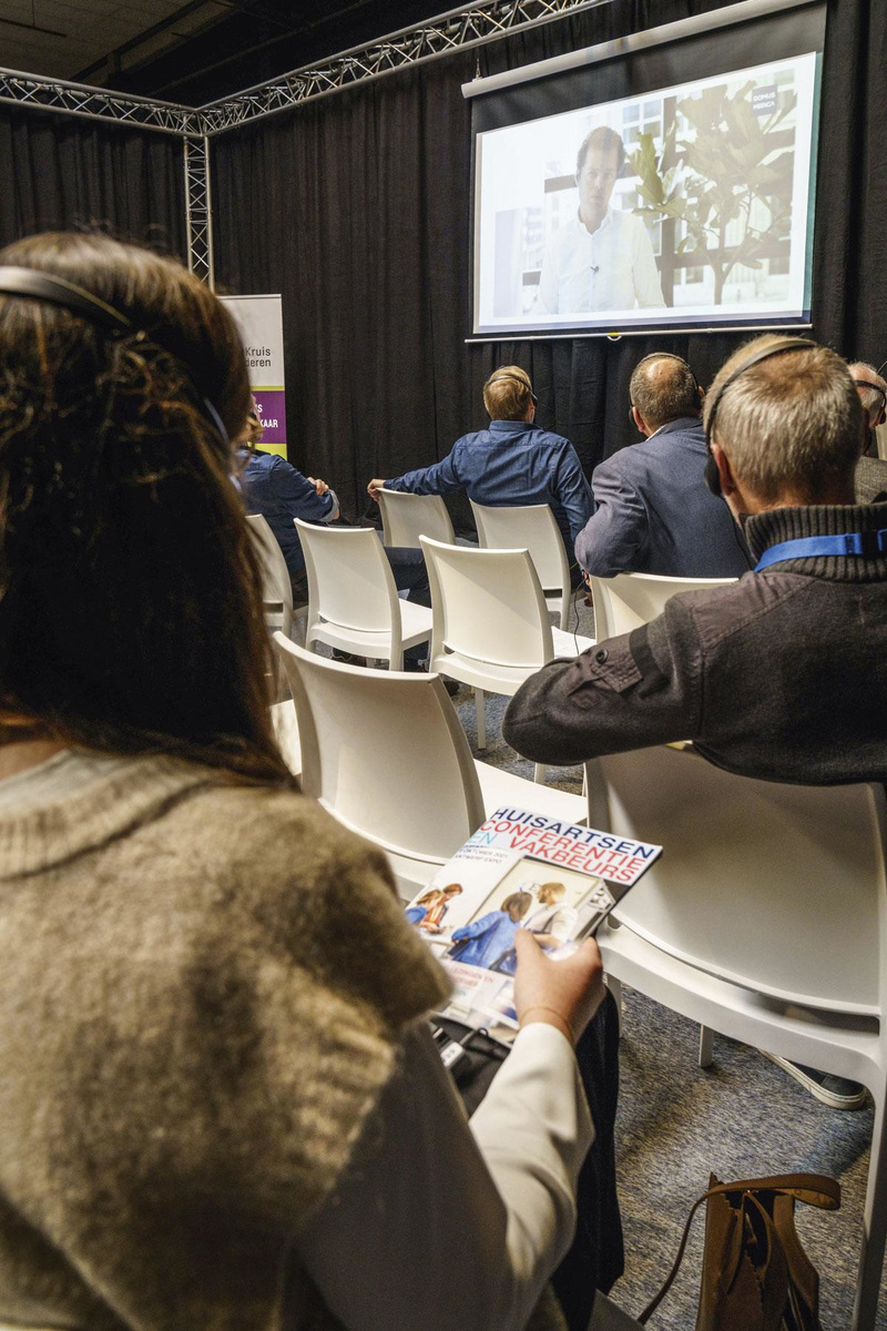 Coronacommissaris Pedro Facon maakte van de uitreiking van de twee prijzen op de Huisartsenconferentie van Domus Medica gebruik om in een videoboodschap alle huisartsen te feliciteren met hun inzet tijdens de pandemie.