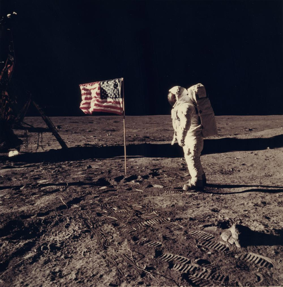 Aldrin poseert bij de Amerikaanse vlag tijdens een maanwandeling