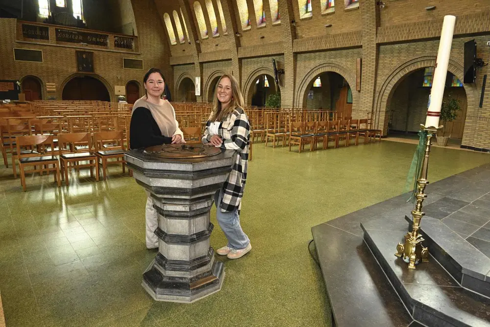 Dr. Ethel Brits en dr. Tine Caeyers sleepten tijdens de openingszitting van de Geneeskundige Dagen van Antwerpen de KARVA-prijs 2024 in de wacht voor hun ambitieuze project 'Hart van Winkelomheide'.