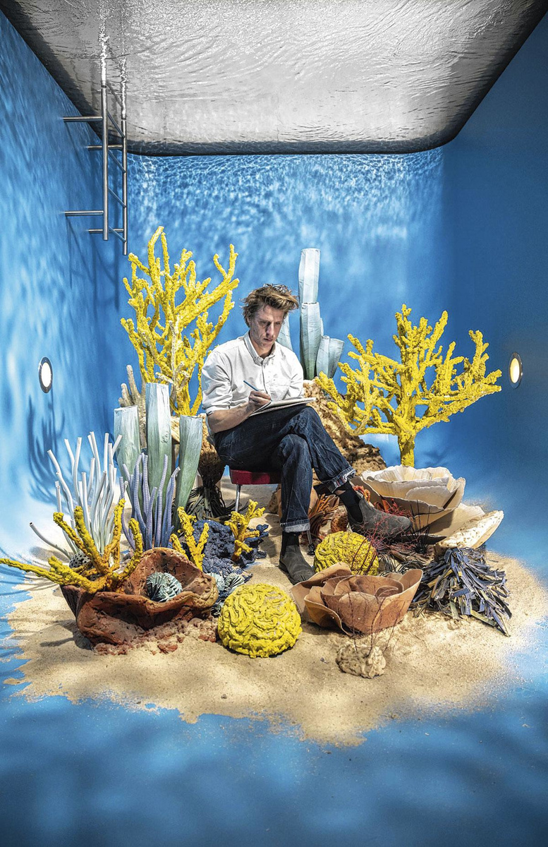Rinus Van de Velde. De kunstenaar in Swimming Pool door Leandro Erlich. Courtsey of Tim Van Laere Gallery.