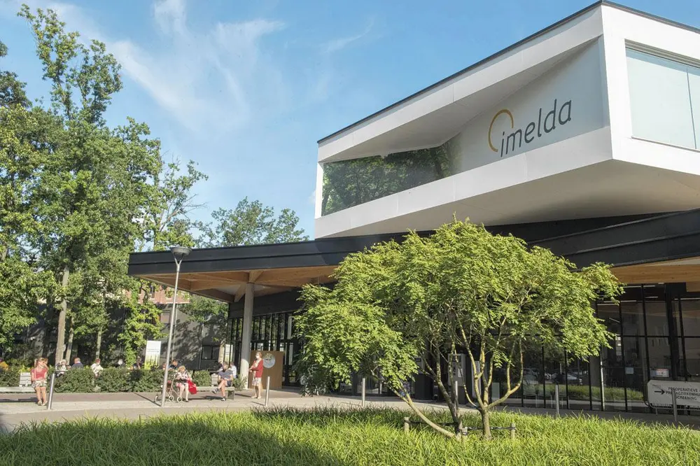 Het Imeldaziekenhuis met het nieuwe, groene logo boven de inkom.