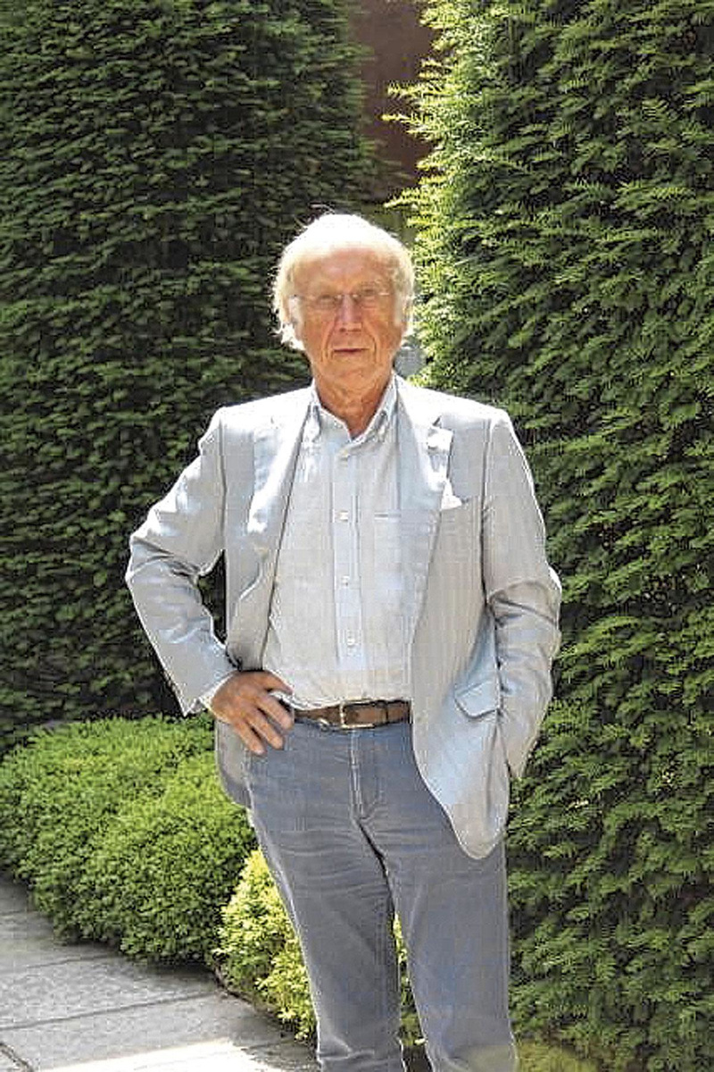 Dr. Frank Joseph Goes kreeg een Life Time Achievement Award van de American Academy of Ophthalmology en is council member van de International Society of Refractive Surgery. Hij is oud-docent van de hogeschool Ehsal en steeds actief als consulent van het Goes Eye Center in Antwerpen.