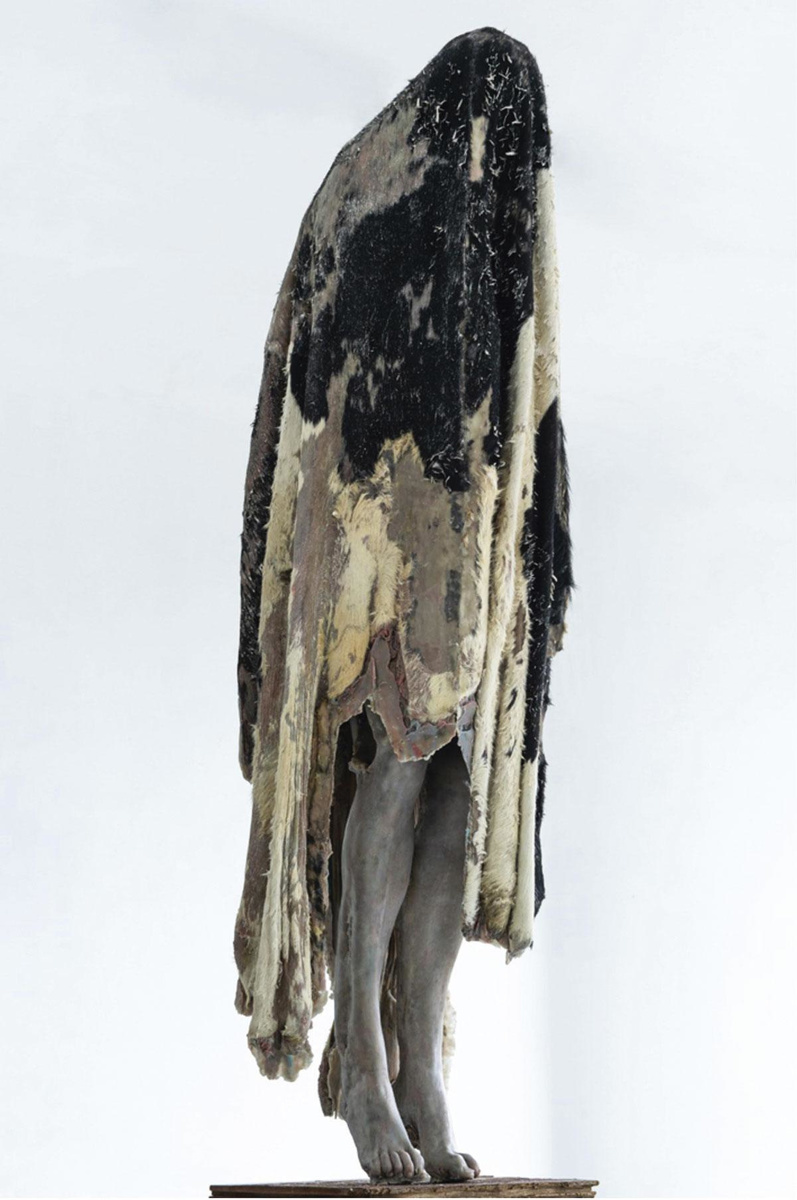 Berlinde De Bruyckere, ARCANGELO I, 2020, was, hout, dierlijk haar, metaal, epoxy, collectie Auckland Art Gallery/ Toi o Tamaki, New Zealand.