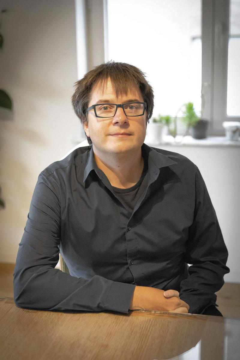 Dr. Gijs Van Pottelbergh: "CRA zijn is in crisistijden zoals de afgelopen maanden geen plezante job: je moet vaak slecht nieuws brengen, een lastigaard zijn en ervoor zorgen dat protocollen gevolgd worden, beslissen om mensen te isoleren, ... dat maakt je niet bepaald populair."