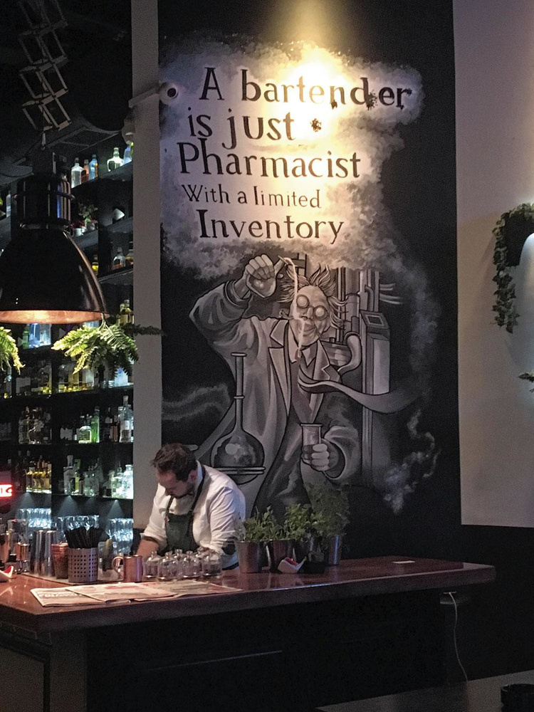 Geen apotheek, maar wel een bar in de Kroatische hoofdstad Zagreb, met dit verrassende opschrift. Door Veerle Caerels.