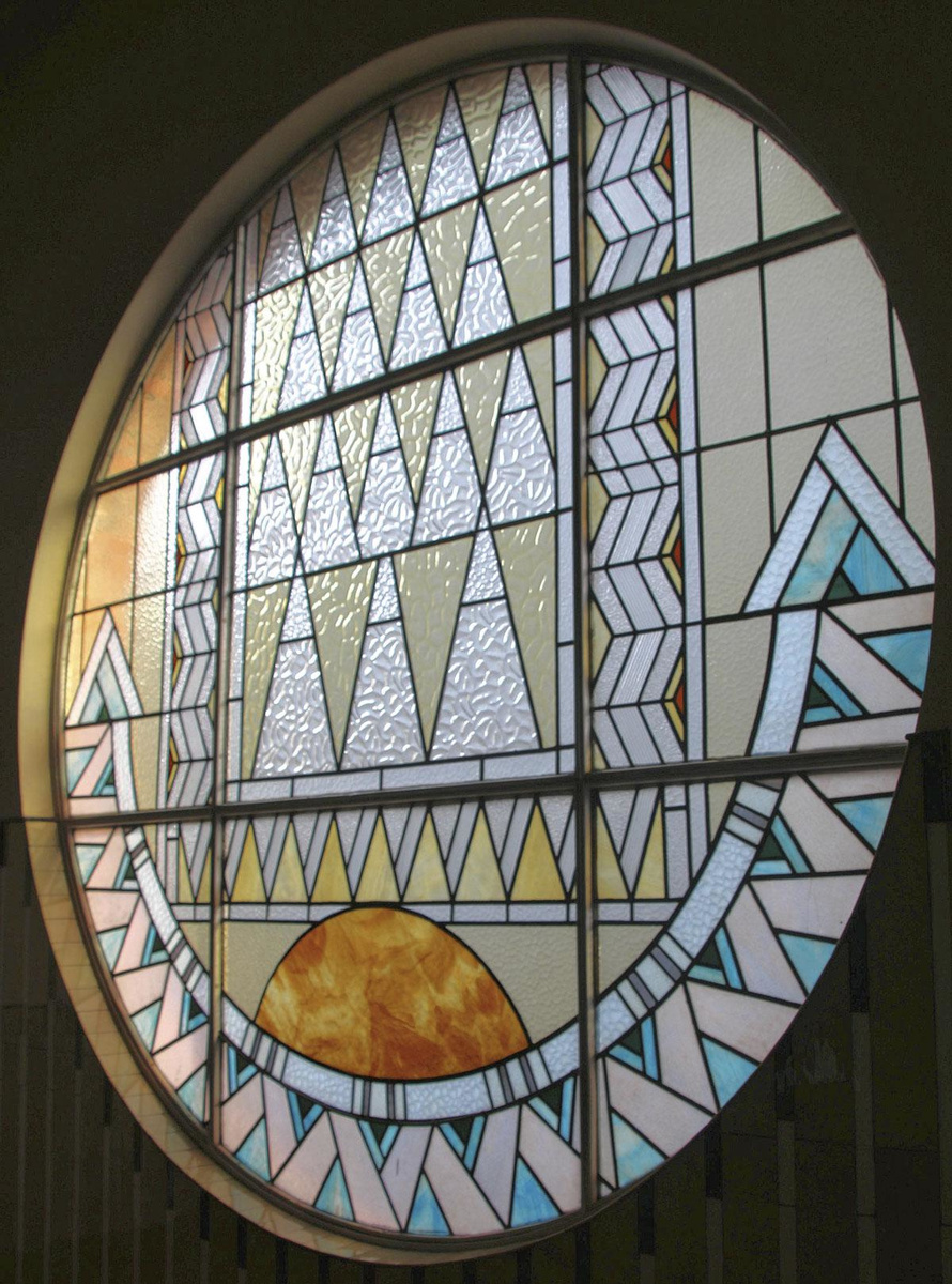 In de glasramen gaan geometrie en exotisme hand in hand