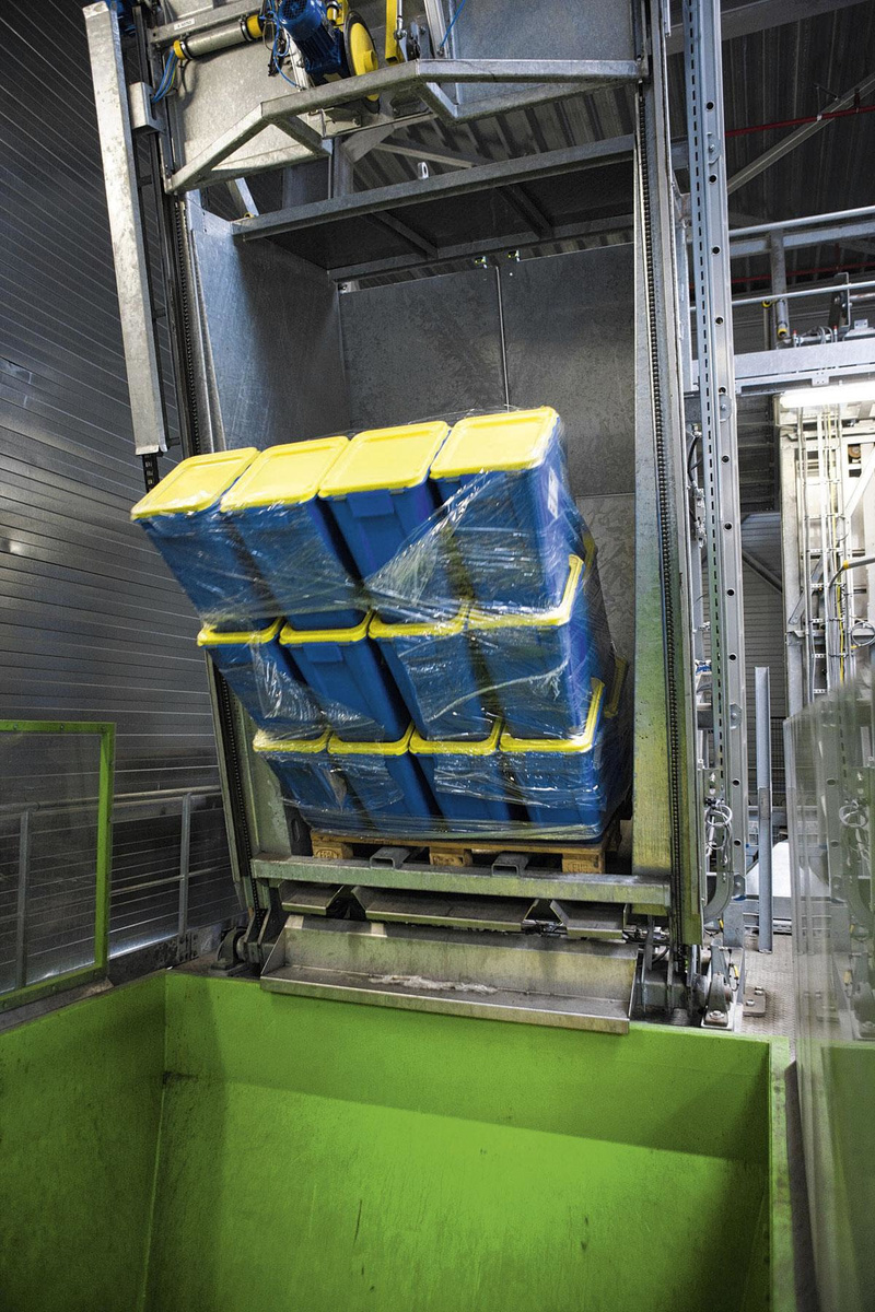 Vaten met RMA worden volautomatisch in de oven geladen.