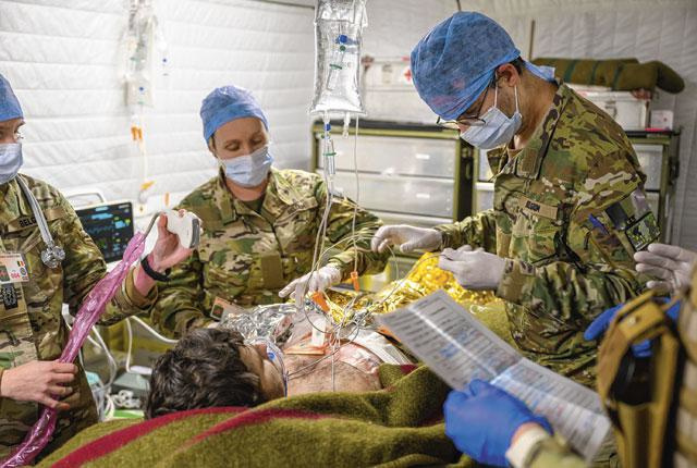 Het team maakt zich klaar om een gewonde militair te opereren.