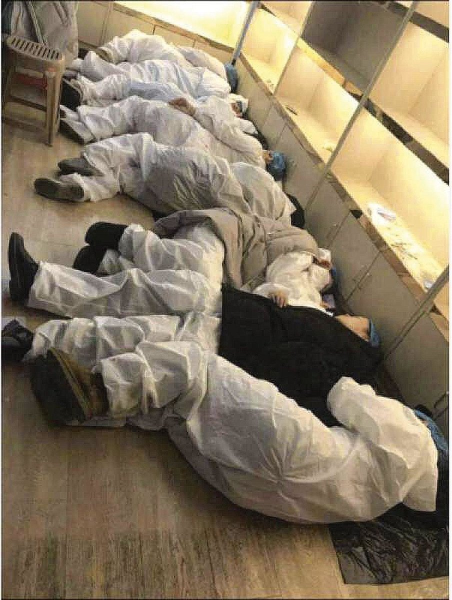 Artsen slapen op de vloer in het Jiangxia Ziekenhuis.