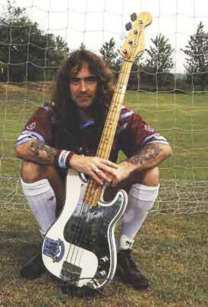 Supporter inconditionnel du club londonien de West Ham, Steve Harris, leader des pesants Iron Maiden, joue au foot et de la basse... sans filet.