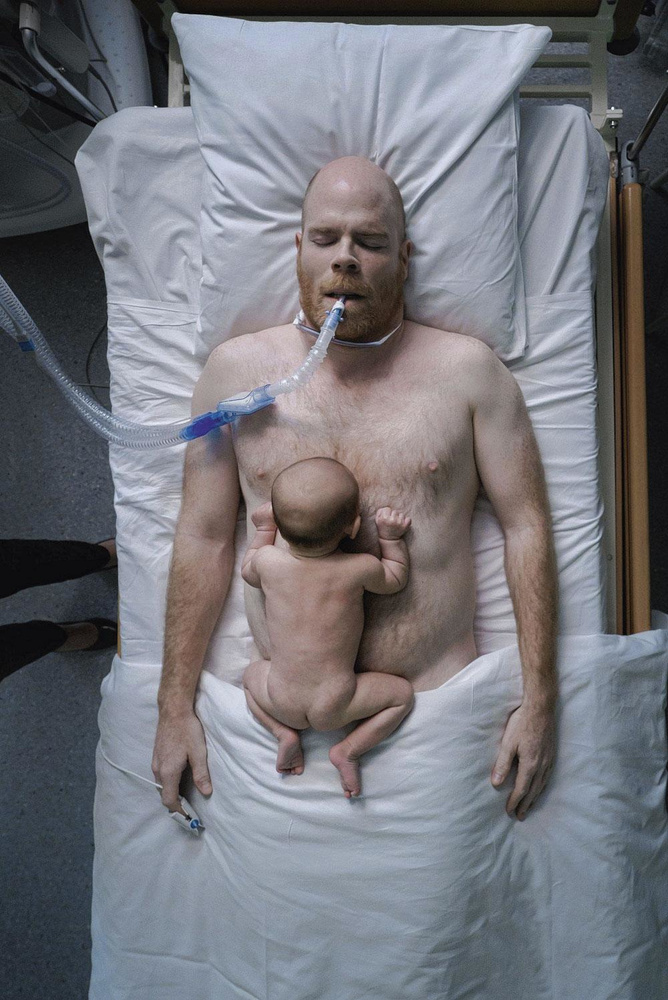 Pendant le tournage de la scène où un nouveau-né est sur son père mourant, tout le monde pleurait.