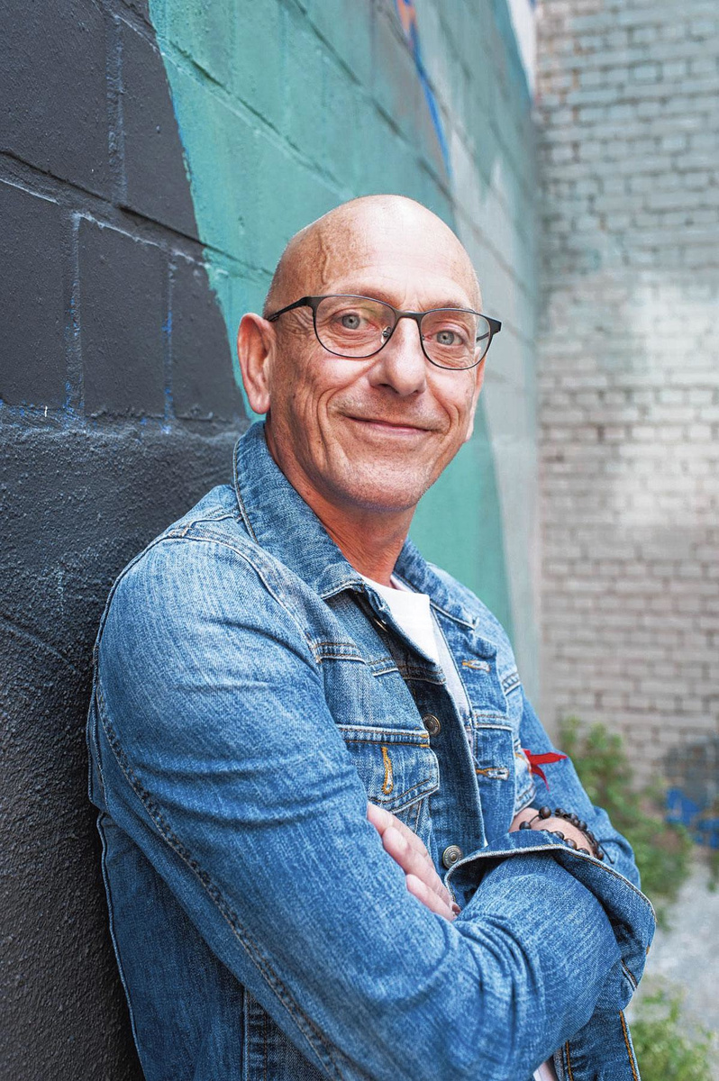 Patrick Reyntiens: "Stigmatisatie bestrijden blijft een grote uitdaging. We merken dat hiv-positieve personen in de niet-hiv-gespecialiseerde zorg nog te vaak worden uitgesloten."