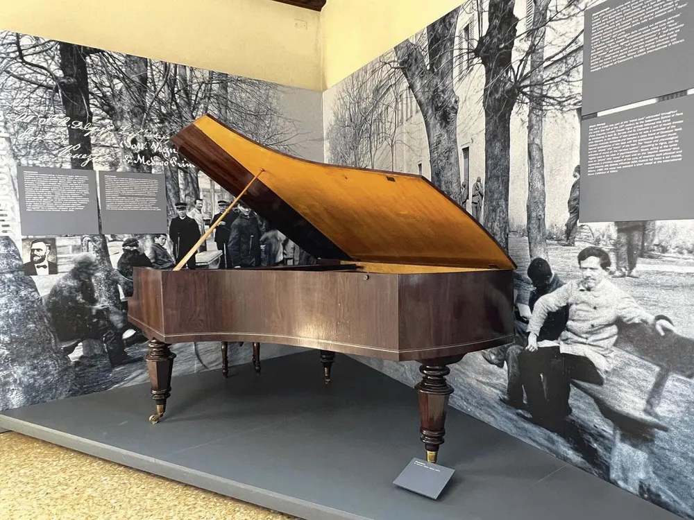Je krijgt er zowel een dissectietafel als een prachtige fortepiano te aanschouwen.